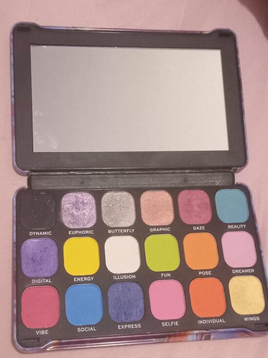 Makeup Revolution London Forever Flawless Palette BNWOT - Picture 2 of 3